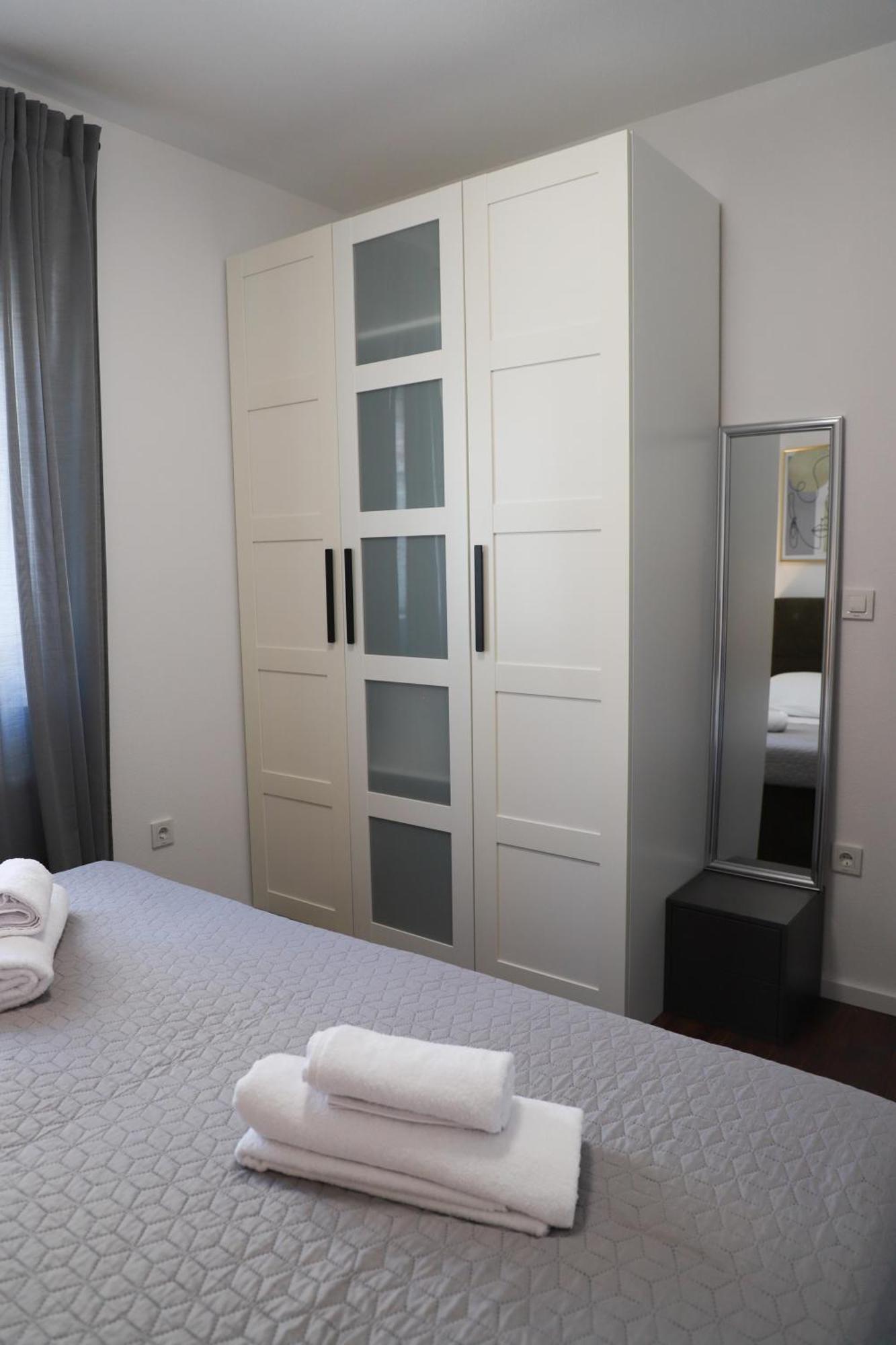 Holiday Apartments Ivano & Leo - Private Parking Задар Экстерьер фото