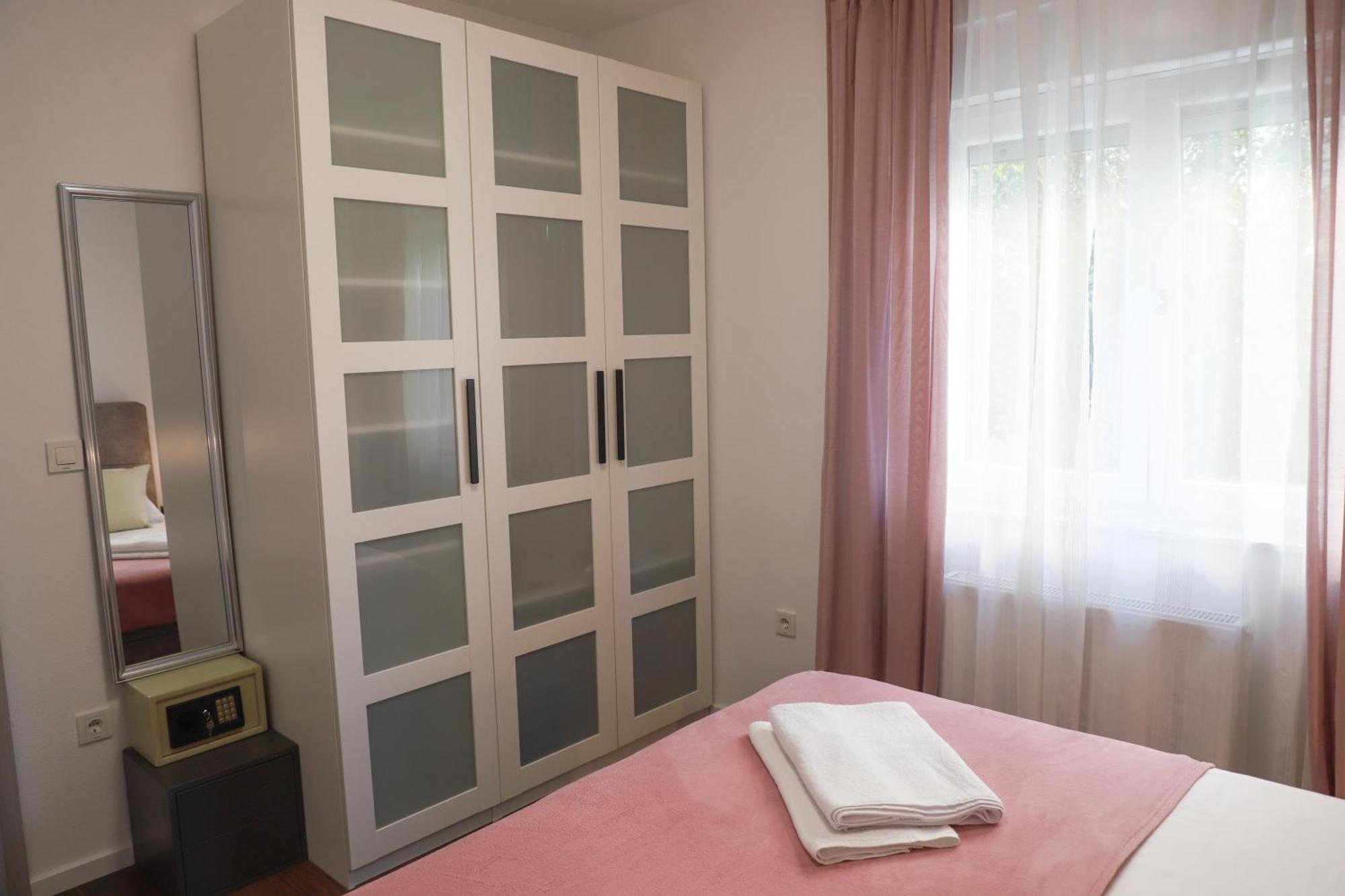 Holiday Apartments Ivano & Leo - Private Parking Задар Экстерьер фото
