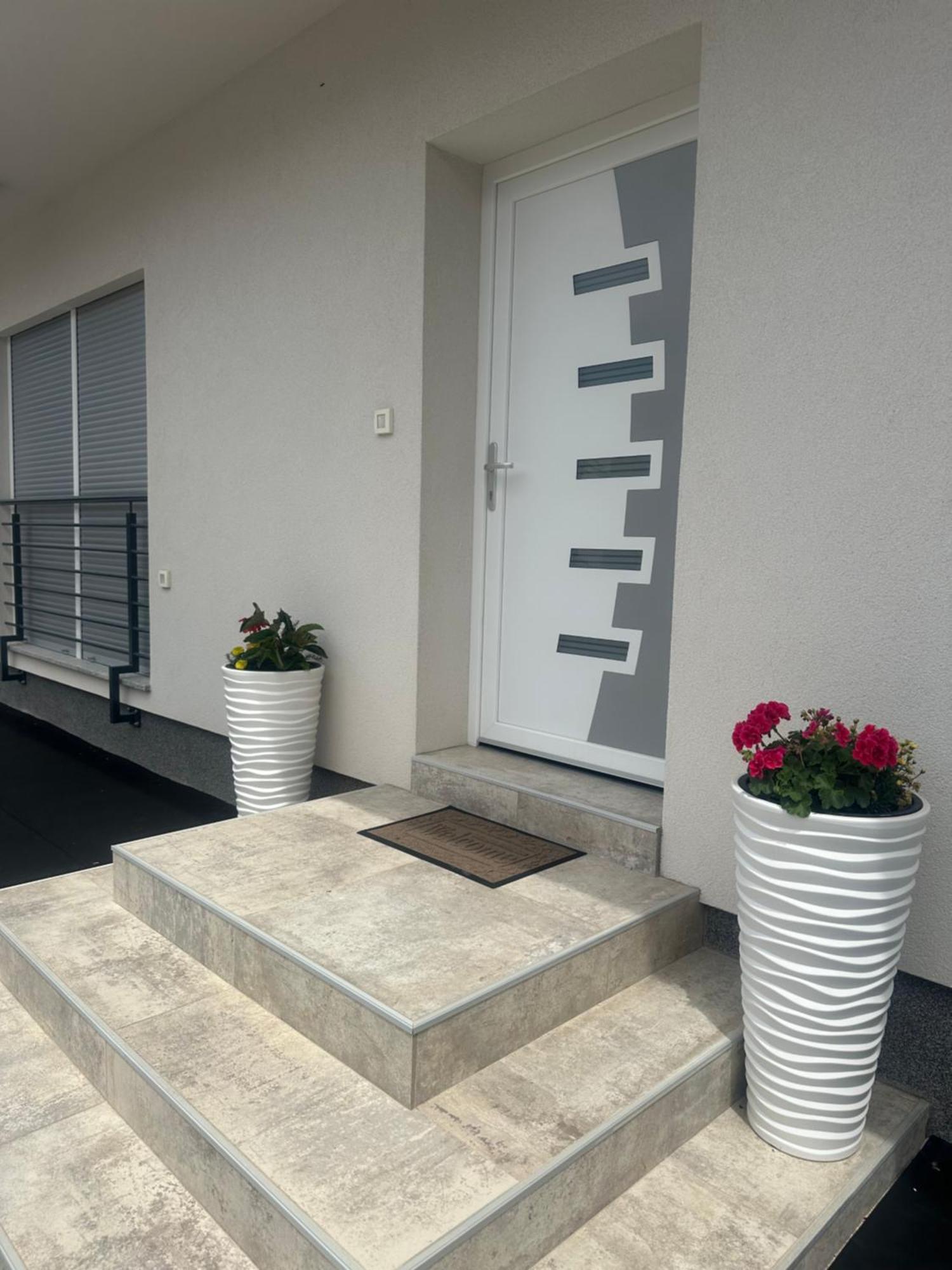 Holiday Apartments Ivano & Leo - Private Parking Задар Экстерьер фото